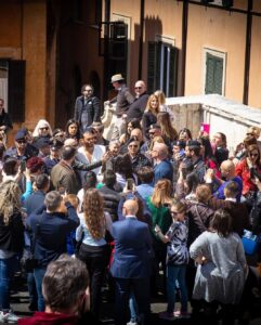 Can Yaman Instagram - Oggi sono orgoglioso di aver rinnovato la mia promessa di donazione per incitare i giovani a donare, un gesto importante per aiutarci tutti. Ringrazio la Polizia di Stato per avermi dato questa occasione e in particolare il Ministro dell’Interno Matteo Piantedosi e il Capo della Polizia Lamberto Giannini, per l'affetto dimostrato. Un grazie all'associazione #donatorinati e al suo presidente Claudio Saltari. #AnniversarioPolizia @poliziadistato_officialpage Piazza Di Spagna, Roma