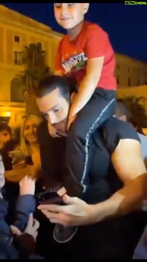 Can Yaman Instagram - Un’altra giornata di abbracci e coccole dagli amici palermitani. Buon weekend, ci vediamo lunedì.. Palermo, Italy