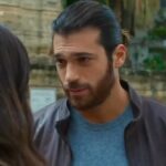 Can Yaman Instagram - Viola Come il Mare 1 era carina, ma la seconda sarà stupefacente !!! Lavoriamo ogni giorno per dare il meglio per questo traguardo e perciò siamo spesso stressati e ci sta… Mi dispiace di non poter dedicare ogni tanto del tempo per le mie fan, ma dopo che finisce il set all’una di notte per esempio e la gente che mi aspetta fuori per una foto e che io sono stracotto e il giorno dopo ci si sveglia di nuovo prestissimo, quindi non riesco a fermarmi a fare delle foto e solo saluto e basta, e che alcuni mi fanno passare dalla parte del “cattivo ”, mi dispiace veramente per questi episodi… Vi voglio ricordare che non sono un ragazzino pieno di energia h24, e non sono invincibile. Ogni tanto il mio corpo trema di dolori e ha bisogno di riposo e concentrazione per i giorni successivi, perché quando finisce il set non è che finisce là, rientro e studio gli stralci del giorno dopo e vado a letto alle 3-4.. Apprezzo sempre tanto la vostra presenza e il vostro amore, ma dovete capire che quando è “no”, ho i miei motivi… E comunque 90 per cento delle volte, mi fermo per soddisfare le vostre richieste, ma non vorrei essere incolpato da quel 10 per cento in cui non ho la possibilità di farlo… Ieri per esempio una tipa mi ha urlato dietro “ricordati che un giorno non sarai nessuno”, era all’incirca 1:30 di notte.. Ci sarebbero tante risposte da dare ma lascio stare.. Ringrazio questa signora per la sua saggezza (!) Palermo, Italy