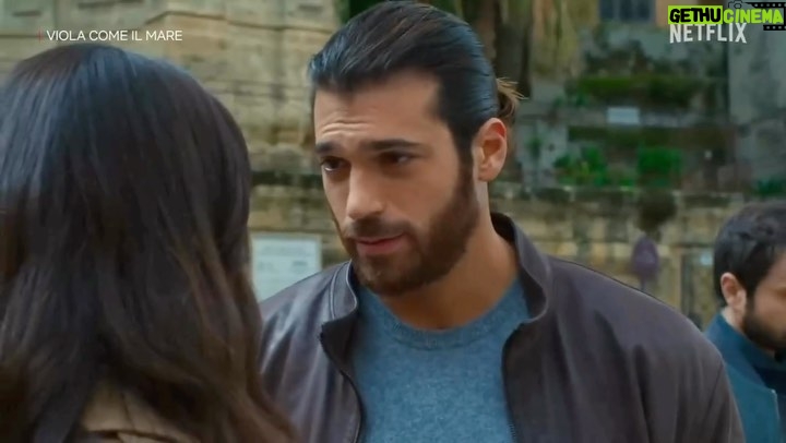 Can Yaman Instagram - Viola Come il Mare 1 era carina, ma la seconda sarà stupefacente !!! Lavoriamo ogni giorno per dare il meglio per questo traguardo e perciò siamo spesso stressati e ci sta… Mi dispiace di non poter dedicare ogni tanto del tempo per le mie fan, ma dopo che finisce il set all’una di notte per esempio e la gente che mi aspetta fuori per una foto e che io sono stracotto e il giorno dopo ci si sveglia di nuovo prestissimo, quindi non riesco a fermarmi a fare delle foto e solo saluto e basta, e che alcuni mi fanno passare dalla parte del “cattivo ”, mi dispiace veramente per questi episodi… Vi voglio ricordare che non sono un ragazzino pieno di energia h24, e non sono invincibile. Ogni tanto il mio corpo trema di dolori e ha bisogno di riposo e concentrazione per i giorni successivi, perché quando finisce il set non è che finisce là, rientro e studio gli stralci del giorno dopo e vado a letto alle 3-4.. Apprezzo sempre tanto la vostra presenza e il vostro amore, ma dovete capire che quando è “no”, ho i miei motivi… E comunque 90 per cento delle volte, mi fermo per soddisfare le vostre richieste, ma non vorrei essere incolpato da quel 10 per cento in cui non ho la possibilità di farlo… Ieri per esempio una tipa mi ha urlato dietro “ricordati che un giorno non sarai nessuno”, era all’incirca 1:30 di notte.. Ci sarebbero tante risposte da dare ma lascio stare.. Ringrazio questa signora per la sua saggezza (!) Palermo, Italy