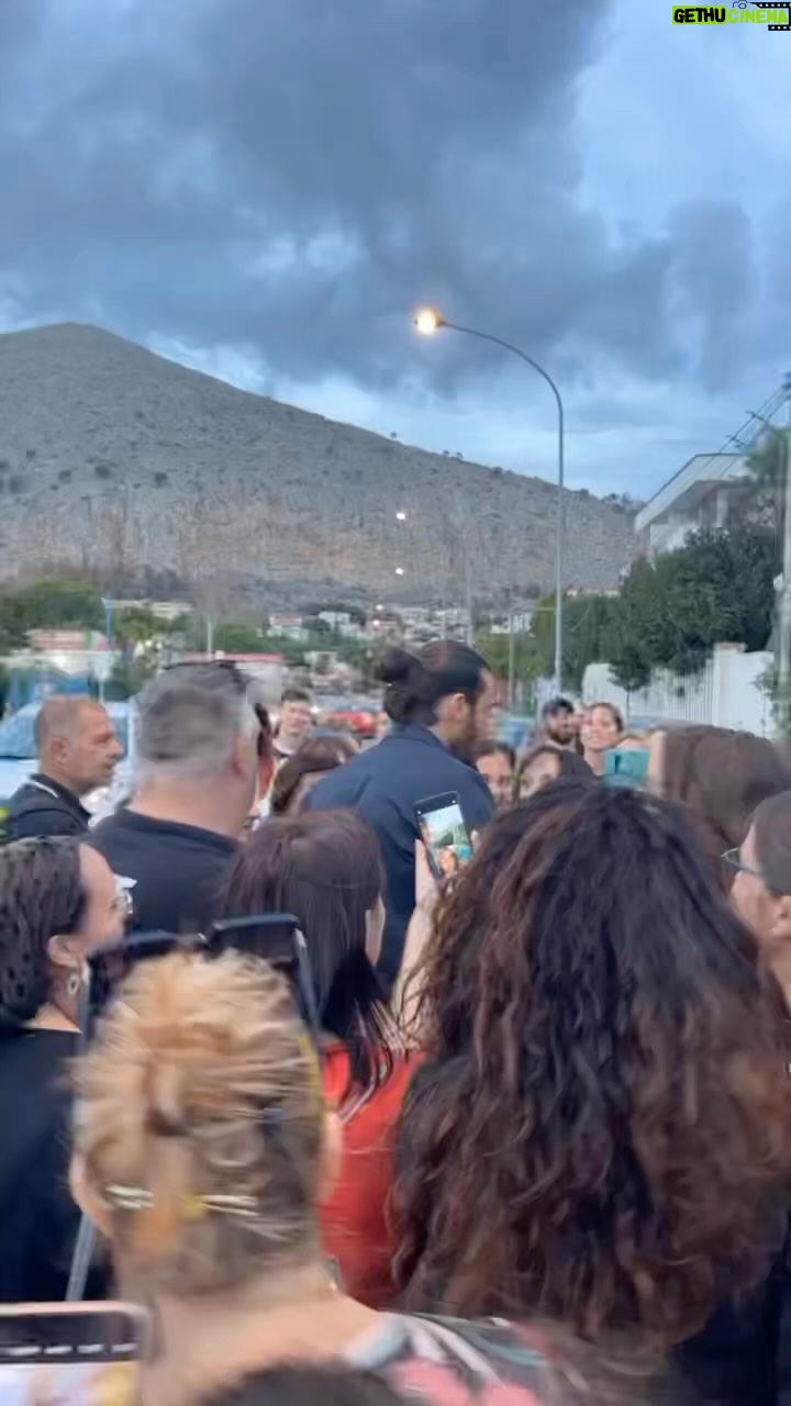 Can Yaman Instagram - Insieme ai miei fan veri … Come sempre anche oggi al campo base dopo che finisce il set.. Si fa una fatica smisurata ma ne varrà la pena… Viola Come il Mare 2 sarà uno spettacolo ✨ Grazie del costante sostegno 🫶🏿 Mondello