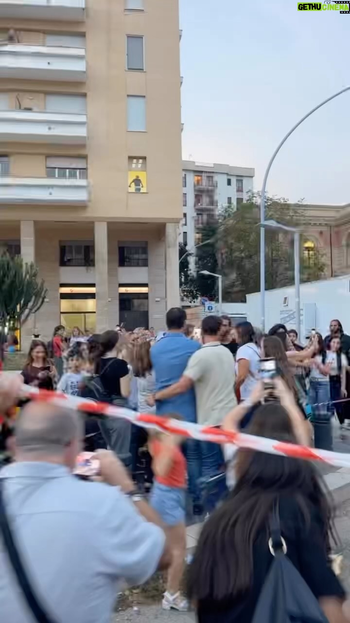 Can Yaman Instagram - Başrolünde yer aldığım Viola Come il Mare dizisinin 2. sezonunu çekmek için bulunduğum Sicilya’nın Palermo şehrinde hayranlarımla olan gerçek ilişkim.. Gün bitiminde çekimlerin sona ermesinin ardındaki sevgi seli ve yorgunluğa rağmen kucaklaşmamız… Yıllardır olduğu gibi durum böyle, bu gerçek bir gün bile değişmedi… Tacizci sarkıntılar başka, gerçek hayranlarım başka… Bu ayrımı fark etmenizi temenni ediyorum. Tekrar ediyorum gazetelerin her elinde telefon olanı otomatik olarak “hayran” diye kabul etmesinden rahatsızım. Böyle bir sevginin ve ilginin olduğu yerde stalkerların, tacizcilerin, fırsatçıların da olması kaçınılmaz. Bunu göremeyecek, bilemeyecek, anlayamayacak kadar naif olamazsınız; aksi takdirde art niyetlisiniz demektir. Ben işinize bakın dediğim için bir önceki paylaşımımda, sen de işine oyunculuğuna bak diyen tipler olmuş. Ben zaten işimde gücümdeyim, başka bir ülkede başrollerde yer alıyorum, yabancı bir dilde iş çekiyorum. Riskler alıyorum. Zorluğunu tarif edemem. Elimden gelenin en iyisini yapıyorum, sürekli baskı altındayım ama altından kalkıyorum. Böyle bir başarı magazinden ziyade ana haberlerin konusudur. Viola Come il Mare az bölüm sayısına rağmen şimdiden neredeyse 30 ülkeye satıldı, ikinci sezonla birlikte uluslararası eksende daha da başarılarının artması bekleniyor. Bu sadece yaptığım ve yapacağım işlerden bir tanesi, diğerlerini yeri geldiği zaman anlatırım… Bana akıl fikir verecek, beni eleştirecek konumda bile değilsiniz çünkü daha önce denenmemiş, denenmeye cesaret edilememiş şeyleri deniyorum. Pizza yiyip turist gibi takılmaya gelmedim buraya, işime bakıyorum zaten. Arada bir de olsa alkışlamanızı ummayı çoktan bıraktım da rahat bırakırsanız daha da iyi işime bakacağım. Hadi size bir Türkçe paylaşım daha, bugün iyi günümdeyim… Palermo, Italy