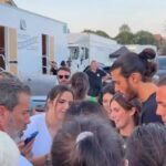 Can Yaman Instagram - Un set conviviale con i miei fan veri e rispettosi che aspettano con trasporto sotto il caldo fino a fine riprese del giorno. E finalmente avviene l’incontro gratificante nonostante la stanchezza accumulata… Scusate comunque che dobbiamo sempre scappare di fretta tra una scena all’altra quando lavoriamo e personalmente io mi trovo spesso immerso nel personaggio e nei pensieri per dare il massimo di me, cercando di concentrarmi e continuo a ripetere le battute che devo scandire correttamente .. Dovreste sapere che non vi ignoriamo , al contrario siamo contenti del vostro sostegno… Sappiate che vi abbraccio sempre anche se non fisicamente. Viola Come il Mare 2 sarà stupenda, ve lo prometto.