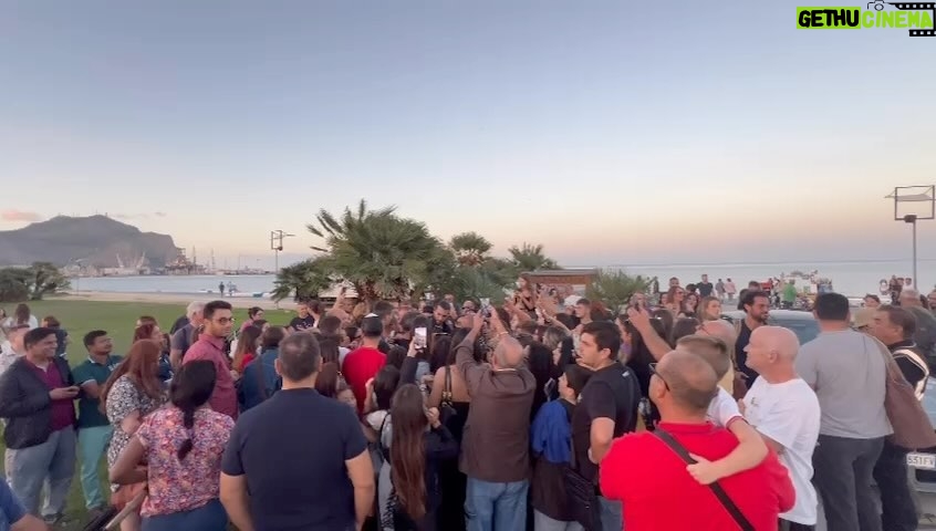 Can Yaman Instagram - Benim hayranlarımla aram çok iyi, hatta o kadar iyi ki o bile zamanında rahatsız etti sizi, problem hayranım olmayan hayran adı altında tacizci terbiyesizlerle.. Biliyorum seviyorsunuz öncesini bilip bilmeden ahkam kesmeyi, skandal gibi görünen bir şey olsa da ağzımıza geleni söylesek diye pusuda beklemeyi… Burda aylardır yaptığım yüzlece hayır işinden, güzelliklerden haberi bile olmayan tipler gelmiş ordan beni eleştiriyor, burdakileri bile rahatsız etmedi bu konu herkes beni savundu da size ordan ne oluyor, yetmedi mi ordaki mevzularla magazinler de bana kadar uzanıyorsunuz? Kendi dertlerinizle ilgilenin bi de beni kendinize dert etmeyin, beni tanımadıktan veya yanlış tanıdıktan sonra ne sevin ne de takip edin. Benle ilgili bi duygunuz olmasına gerek de yok.. işinize bakın.. Türkçe paylaşım yapmıyor diye de eleştiriliyordum, alın yaptım. Görüşmemek üzere.. Palermo, Italy
