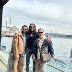 Can Yaman Instagram - Bodyguardlarım(!) ve ben huzurlu İstanbul seyahatimiz. Can Yaman bildiğiniz gibi… Hani kameraları indirip beni artık çekmeyi bırakmıştınız, hani ben İtalya’nın yıldızıydım. E nerden çıktınız yine? Oh be çekmeyecekler diye biz de arada bir ona güvenip rahat rahat geziyorduk. Şimdiden söylüyorum, bundan sonra da konuşmayacağım. Olaylı bir gecem yok, tek olay sizlersiniz, rahatsızlık veren de sizlersiniz şov yapan da. Ben kendi aile ortamımda gayet keyifli ve huzurluyum, geçip arabama biniyorum.. Siz insanların gözüne ışıkları sokup yürümelerini engellediğiniz için size durup konuşulmadığında itildiğinizi kakıldığınızı terslendiğinizi düşünüyorsunuz, öyle bir şey de yok. Sadece huzur kaçıyorsunuz. Konuşmayı tercih etmiyorum ve gerekli bulmuyorum o kadar. Olay da yok skandal da. Bana müsaade, kendi sirkinizde size iyi oyunlar… Istanbul, Turkey