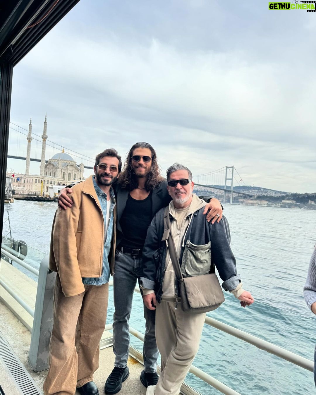 Can Yaman Instagram - Bodyguardlarım(!) ve ben huzurlu İstanbul seyahatimiz. Can Yaman bildiğiniz gibi… Hani kameraları indirip beni artık çekmeyi bırakmıştınız, hani ben İtalya’nın yıldızıydım. E nerden çıktınız yine? Oh be çekmeyecekler diye biz de arada bir ona güvenip rahat rahat geziyorduk. Şimdiden söylüyorum, bundan sonra da konuşmayacağım. Olaylı bir gecem yok, tek olay sizlersiniz, rahatsızlık veren de sizlersiniz şov yapan da. Ben kendi aile ortamımda gayet keyifli ve huzurluyum, geçip arabama biniyorum.. Siz insanların gözüne ışıkları sokup yürümelerini engellediğiniz için size durup konuşulmadığında itildiğinizi kakıldığınızı terslendiğinizi düşünüyorsunuz, öyle bir şey de yok. Sadece huzur kaçıyorsunuz. Konuşmayı tercih etmiyorum ve gerekli bulmuyorum o kadar. Olay da yok skandal da. Bana müsaade, kendi sirkinizde size iyi oyunlar… Istanbul, Turkey