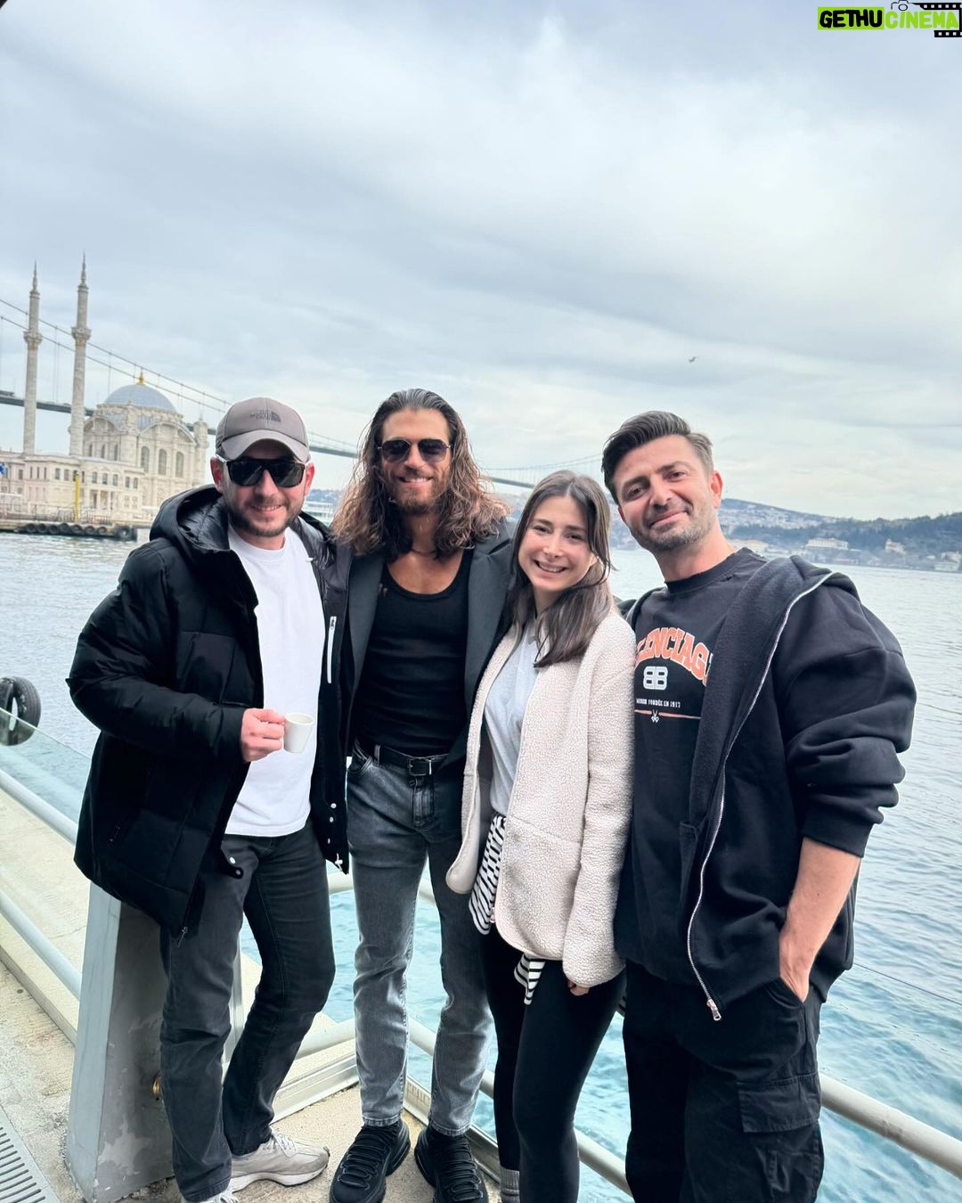 Can Yaman Instagram - Bodyguardlarım(!) ve ben huzurlu İstanbul seyahatimiz. Can Yaman bildiğiniz gibi… Hani kameraları indirip beni artık çekmeyi bırakmıştınız, hani ben İtalya’nın yıldızıydım. E nerden çıktınız yine? Oh be çekmeyecekler diye biz de arada bir ona güvenip rahat rahat geziyorduk. Şimdiden söylüyorum, bundan sonra da konuşmayacağım. Olaylı bir gecem yok, tek olay sizlersiniz, rahatsızlık veren de sizlersiniz şov yapan da. Ben kendi aile ortamımda gayet keyifli ve huzurluyum, geçip arabama biniyorum.. Siz insanların gözüne ışıkları sokup yürümelerini engellediğiniz için size durup konuşulmadığında itildiğinizi kakıldığınızı terslendiğinizi düşünüyorsunuz, öyle bir şey de yok. Sadece huzur kaçıyorsunuz. Konuşmayı tercih etmiyorum ve gerekli bulmuyorum o kadar. Olay da yok skandal da. Bana müsaade, kendi sirkinizde size iyi oyunlar… Istanbul, Turkey