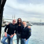 Can Yaman Instagram - Bodyguardlarım(!) ve ben huzurlu İstanbul seyahatimiz. Can Yaman bildiğiniz gibi… Hani kameraları indirip beni artık çekmeyi bırakmıştınız, hani ben İtalya’nın yıldızıydım. E nerden çıktınız yine? Oh be çekmeyecekler diye biz de arada bir ona güvenip rahat rahat geziyorduk. Şimdiden söylüyorum, bundan sonra da konuşmayacağım. Olaylı bir gecem yok, tek olay sizlersiniz, rahatsızlık veren de sizlersiniz şov yapan da. Ben kendi aile ortamımda gayet keyifli ve huzurluyum, geçip arabama biniyorum.. Siz insanların gözüne ışıkları sokup yürümelerini engellediğiniz için size durup konuşulmadığında itildiğinizi kakıldığınızı terslendiğinizi düşünüyorsunuz, öyle bir şey de yok. Sadece huzur kaçıyorsunuz. Konuşmayı tercih etmiyorum ve gerekli bulmuyorum o kadar. Olay da yok skandal da. Bana müsaade, kendi sirkinizde size iyi oyunlar… Istanbul, Turkey