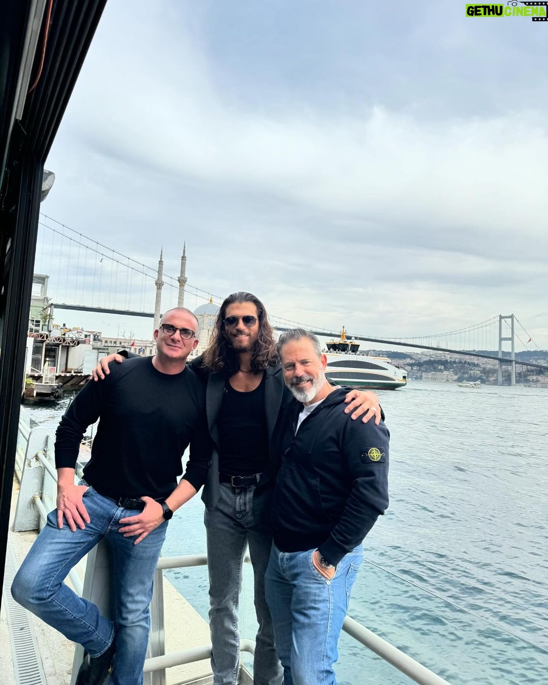 Can Yaman Instagram - Bodyguardlarım(!) ve ben huzurlu İstanbul seyahatimiz. Can Yaman bildiğiniz gibi… Hani kameraları indirip beni artık çekmeyi bırakmıştınız, hani ben İtalya’nın yıldızıydım. E nerden çıktınız yine? Oh be çekmeyecekler diye biz de arada bir ona güvenip rahat rahat geziyorduk. Şimdiden söylüyorum, bundan sonra da konuşmayacağım. Olaylı bir gecem yok, tek olay sizlersiniz, rahatsızlık veren de sizlersiniz şov yapan da. Ben kendi aile ortamımda gayet keyifli ve huzurluyum, geçip arabama biniyorum.. Siz insanların gözüne ışıkları sokup yürümelerini engellediğiniz için size durup konuşulmadığında itildiğinizi kakıldığınızı terslendiğinizi düşünüyorsunuz, öyle bir şey de yok. Sadece huzur kaçıyorsunuz. Konuşmayı tercih etmiyorum ve gerekli bulmuyorum o kadar. Olay da yok skandal da. Bana müsaade, kendi sirkinizde size iyi oyunlar… Istanbul, Turkey