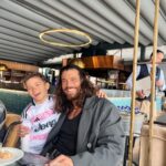 Can Yaman Instagram - Bodyguardlarım(!) ve ben huzurlu İstanbul seyahatimiz. Can Yaman bildiğiniz gibi… Hani kameraları indirip beni artık çekmeyi bırakmıştınız, hani ben İtalya’nın yıldızıydım. E nerden çıktınız yine? Oh be çekmeyecekler diye biz de arada bir ona güvenip rahat rahat geziyorduk. Şimdiden söylüyorum, bundan sonra da konuşmayacağım. Olaylı bir gecem yok, tek olay sizlersiniz, rahatsızlık veren de sizlersiniz şov yapan da. Ben kendi aile ortamımda gayet keyifli ve huzurluyum, geçip arabama biniyorum.. Siz insanların gözüne ışıkları sokup yürümelerini engellediğiniz için size durup konuşulmadığında itildiğinizi kakıldığınızı terslendiğinizi düşünüyorsunuz, öyle bir şey de yok. Sadece huzur kaçıyorsunuz. Konuşmayı tercih etmiyorum ve gerekli bulmuyorum o kadar. Olay da yok skandal da. Bana müsaade, kendi sirkinizde size iyi oyunlar… Istanbul, Turkey