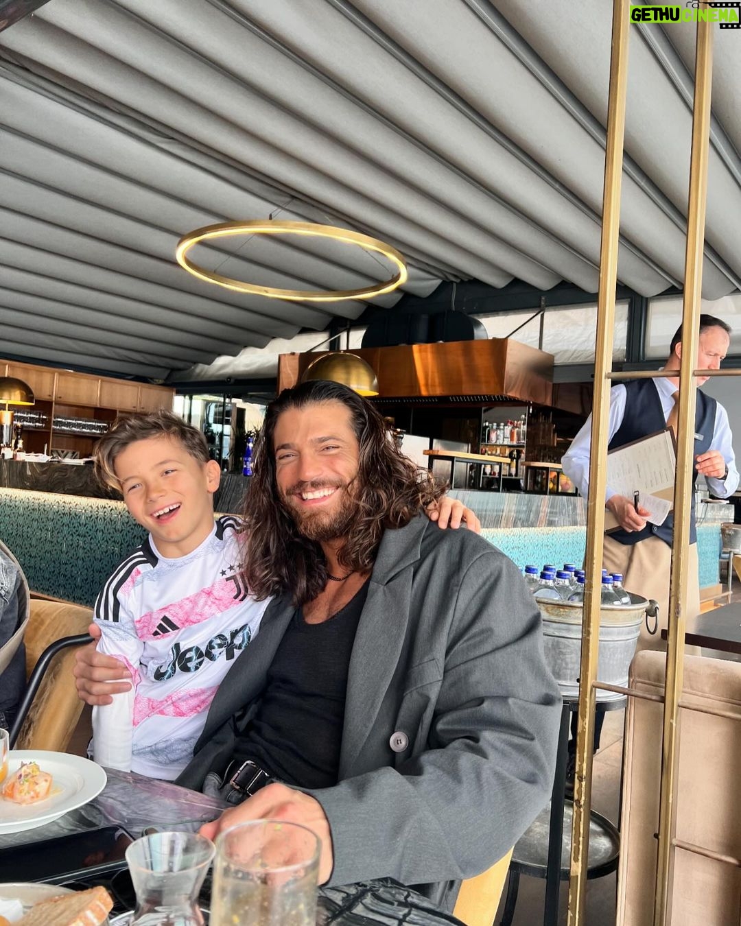 Can Yaman Instagram - Bodyguardlarım(!) ve ben huzurlu İstanbul seyahatimiz. Can Yaman bildiğiniz gibi… Hani kameraları indirip beni artık çekmeyi bırakmıştınız, hani ben İtalya’nın yıldızıydım. E nerden çıktınız yine? Oh be çekmeyecekler diye biz de arada bir ona güvenip rahat rahat geziyorduk. Şimdiden söylüyorum, bundan sonra da konuşmayacağım. Olaylı bir gecem yok, tek olay sizlersiniz, rahatsızlık veren de sizlersiniz şov yapan da. Ben kendi aile ortamımda gayet keyifli ve huzurluyum, geçip arabama biniyorum.. Siz insanların gözüne ışıkları sokup yürümelerini engellediğiniz için size durup konuşulmadığında itildiğinizi kakıldığınızı terslendiğinizi düşünüyorsunuz, öyle bir şey de yok. Sadece huzur kaçıyorsunuz. Konuşmayı tercih etmiyorum ve gerekli bulmuyorum o kadar. Olay da yok skandal da. Bana müsaade, kendi sirkinizde size iyi oyunlar… Istanbul, Turkey