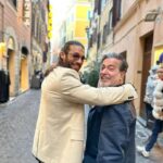 Can Yaman Instagram - Oggi a Roma è stato un sabato meraviglioso e solare. Da tanto tempo volevo concedermi una giornata da turista. Vivo qui da 3 anni ma non è semplice passeggiare con tranquillità e senza impedimenti. Oggi invece sono riuscito a farlo, mi sono concesso di assaggiare delizie della cucina romana che non sapevo esistessero e fatto cose semplici e meravigliose allo stesso tempo. Ringrazio i miei amici e i miei agenti che mi hanno fatto compagnia in questa giornata “normale e umana” che mi mancava da tantissimo tempo e mi ha reso davvero felice! Mi sono proprio ricaricato! Da domani però tornerò a fare dieta stretta e dovrò anche iniziare a studiare il copione. ••• @cuneytsayil @ilkerbilgi @franciomw @88_marce_88 Rome, Italy