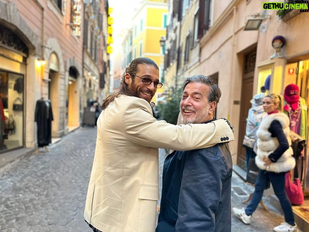 Can Yaman Instagram - Oggi a Roma è stato un sabato meraviglioso e solare. Da tanto tempo volevo concedermi una giornata da turista. Vivo qui da 3 anni ma non è semplice passeggiare con tranquillità e senza impedimenti. Oggi invece sono riuscito a farlo, mi sono concesso di assaggiare delizie della cucina romana che non sapevo esistessero e fatto cose semplici e meravigliose allo stesso tempo. Ringrazio i miei amici e i miei agenti che mi hanno fatto compagnia in questa giornata “normale e umana” che mi mancava da tantissimo tempo e mi ha reso davvero felice! Mi sono proprio ricaricato! Da domani però tornerò a fare dieta stretta e dovrò anche iniziare a studiare il copione. ••• @cuneytsayil @ilkerbilgi @franciomw @88_marce_88 Rome, Italy