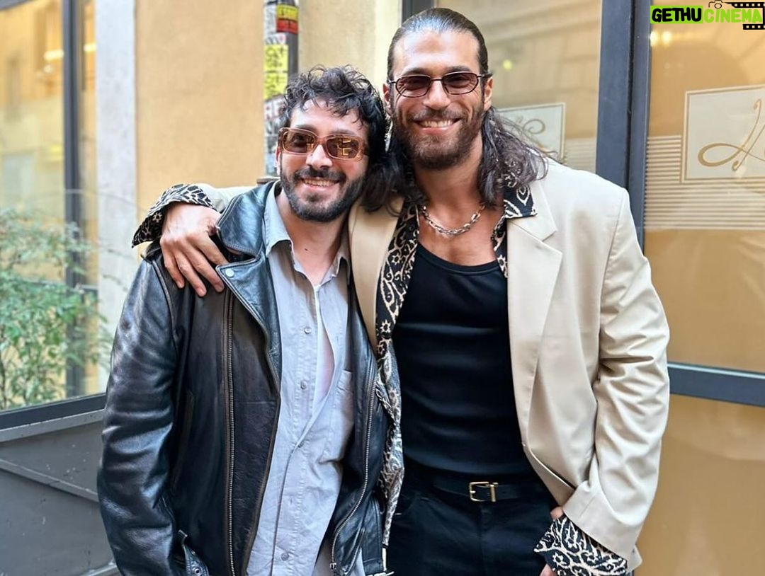 Can Yaman Instagram - Oggi a Roma è stato un sabato meraviglioso e solare. Da tanto tempo volevo concedermi una giornata da turista. Vivo qui da 3 anni ma non è semplice passeggiare con tranquillità e senza impedimenti. Oggi invece sono riuscito a farlo, mi sono concesso di assaggiare delizie della cucina romana che non sapevo esistessero e fatto cose semplici e meravigliose allo stesso tempo. Ringrazio i miei amici e i miei agenti che mi hanno fatto compagnia in questa giornata “normale e umana” che mi mancava da tantissimo tempo e mi ha reso davvero felice! Mi sono proprio ricaricato! Da domani però tornerò a fare dieta stretta e dovrò anche iniziare a studiare il copione. ••• @cuneytsayil @ilkerbilgi @franciomw @88_marce_88 Rome, Italy