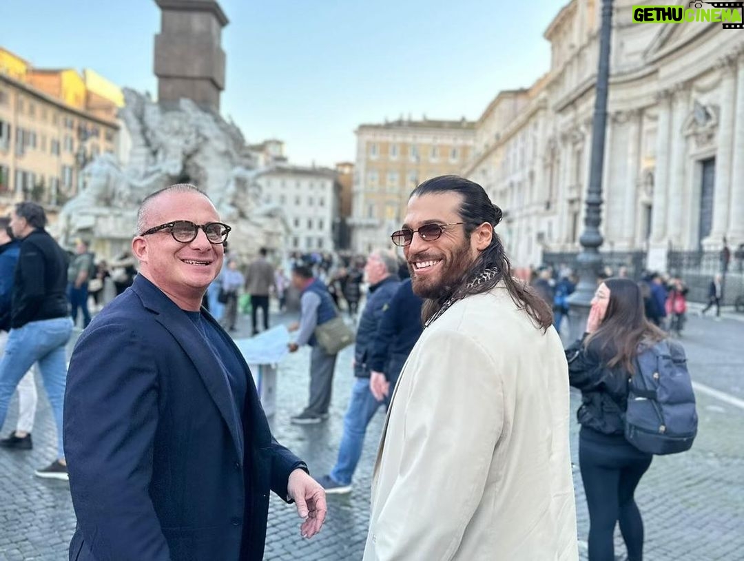 Can Yaman Instagram - Oggi a Roma è stato un sabato meraviglioso e solare. Da tanto tempo volevo concedermi una giornata da turista. Vivo qui da 3 anni ma non è semplice passeggiare con tranquillità e senza impedimenti. Oggi invece sono riuscito a farlo, mi sono concesso di assaggiare delizie della cucina romana che non sapevo esistessero e fatto cose semplici e meravigliose allo stesso tempo. Ringrazio i miei amici e i miei agenti che mi hanno fatto compagnia in questa giornata “normale e umana” che mi mancava da tantissimo tempo e mi ha reso davvero felice! Mi sono proprio ricaricato! Da domani però tornerò a fare dieta stretta e dovrò anche iniziare a studiare il copione. ••• @cuneytsayil @ilkerbilgi @franciomw @88_marce_88 Rome, Italy