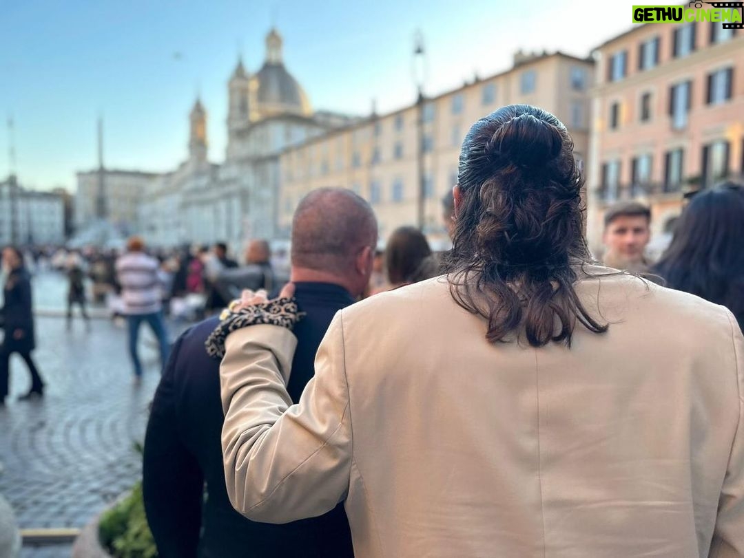 Can Yaman Instagram - Oggi a Roma è stato un sabato meraviglioso e solare. Da tanto tempo volevo concedermi una giornata da turista. Vivo qui da 3 anni ma non è semplice passeggiare con tranquillità e senza impedimenti. Oggi invece sono riuscito a farlo, mi sono concesso di assaggiare delizie della cucina romana che non sapevo esistessero e fatto cose semplici e meravigliose allo stesso tempo. Ringrazio i miei amici e i miei agenti che mi hanno fatto compagnia in questa giornata “normale e umana” che mi mancava da tantissimo tempo e mi ha reso davvero felice! Mi sono proprio ricaricato! Da domani però tornerò a fare dieta stretta e dovrò anche iniziare a studiare il copione. ••• @cuneytsayil @ilkerbilgi @franciomw @88_marce_88 Rome, Italy
