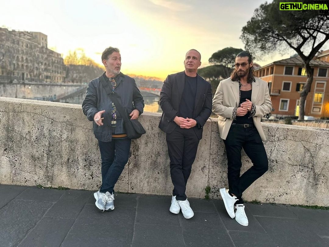 Can Yaman Instagram - Oggi a Roma è stato un sabato meraviglioso e solare. Da tanto tempo volevo concedermi una giornata da turista. Vivo qui da 3 anni ma non è semplice passeggiare con tranquillità e senza impedimenti. Oggi invece sono riuscito a farlo, mi sono concesso di assaggiare delizie della cucina romana che non sapevo esistessero e fatto cose semplici e meravigliose allo stesso tempo. Ringrazio i miei amici e i miei agenti che mi hanno fatto compagnia in questa giornata “normale e umana” che mi mancava da tantissimo tempo e mi ha reso davvero felice! Mi sono proprio ricaricato! Da domani però tornerò a fare dieta stretta e dovrò anche iniziare a studiare il copione. ••• @cuneytsayil @ilkerbilgi @franciomw @88_marce_88 Rome, Italy