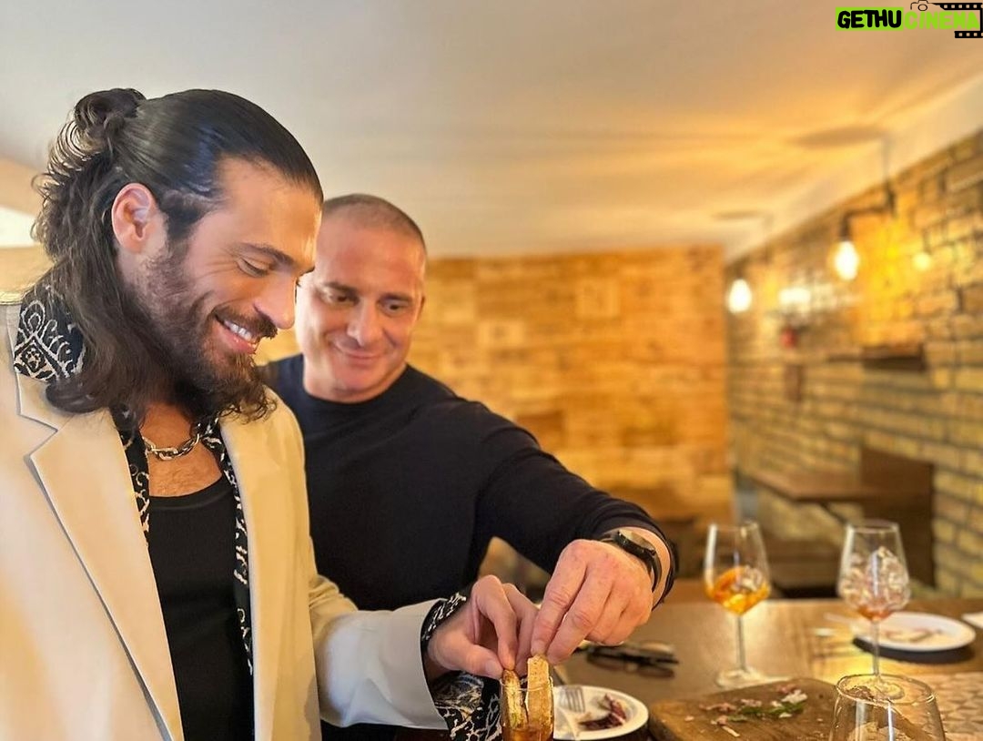 Can Yaman Instagram - Oggi a Roma è stato un sabato meraviglioso e solare. Da tanto tempo volevo concedermi una giornata da turista. Vivo qui da 3 anni ma non è semplice passeggiare con tranquillità e senza impedimenti. Oggi invece sono riuscito a farlo, mi sono concesso di assaggiare delizie della cucina romana che non sapevo esistessero e fatto cose semplici e meravigliose allo stesso tempo. Ringrazio i miei amici e i miei agenti che mi hanno fatto compagnia in questa giornata “normale e umana” che mi mancava da tantissimo tempo e mi ha reso davvero felice! Mi sono proprio ricaricato! Da domani però tornerò a fare dieta stretta e dovrò anche iniziare a studiare il copione. ••• @cuneytsayil @ilkerbilgi @franciomw @88_marce_88 Rome, Italy