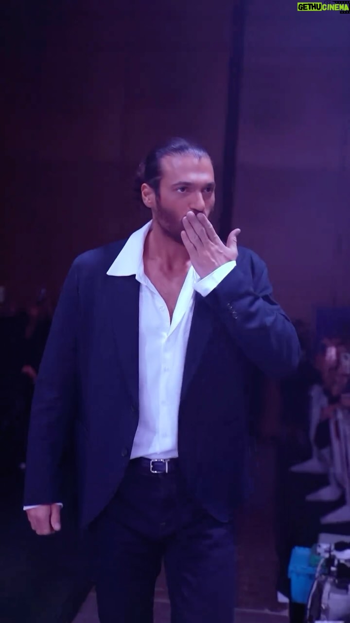 Can Yaman Instagram - ¡¡¡ Un viaje corto con pequeños pero preciosos gestos que marcan una gran diferencia con resultados sensacionales !!! La seconda tappa del Break the Wall tour 2024 è stata un tripudio di emozioni. Eravate tantissimi e il vostro calore, il sostegno e gli infiniti gesti di affetto che mi donate, sono la forza che smuove tutto. Grazie Barcellona ! La promessa è che tornerò presto, per rivedere i vostri sorrisi. Continuiamo assieme questo percorso bellissimo. Teniamoci la mano, passo dopo passo, per illuminare di speranza il futuro dei bimbi e dei giovani che aiutiamo. @canyamanforchildren 👣🫶🏿 Barcelona, Spain
