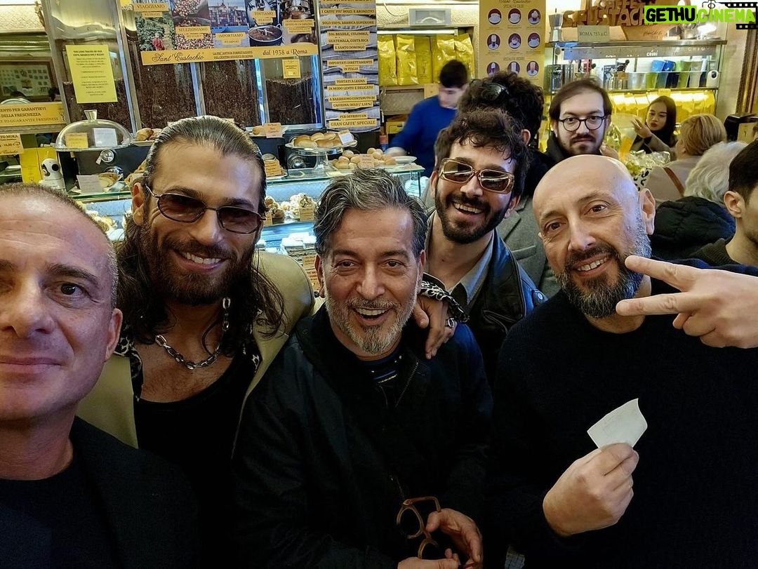 Can Yaman Instagram - Oggi a Roma è stato un sabato meraviglioso e solare. Da tanto tempo volevo concedermi una giornata da turista. Vivo qui da 3 anni ma non è semplice passeggiare con tranquillità e senza impedimenti. Oggi invece sono riuscito a farlo, mi sono concesso di assaggiare delizie della cucina romana che non sapevo esistessero e fatto cose semplici e meravigliose allo stesso tempo. Ringrazio i miei amici e i miei agenti che mi hanno fatto compagnia in questa giornata “normale e umana” che mi mancava da tantissimo tempo e mi ha reso davvero felice! Mi sono proprio ricaricato! Da domani però tornerò a fare dieta stretta e dovrò anche iniziare a studiare il copione. ••• @cuneytsayil @ilkerbilgi @franciomw @88_marce_88 Rome, Italy