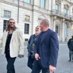 Can Yaman Instagram - Oggi a Roma è stato un sabato meraviglioso e solare. Da tanto tempo volevo concedermi una giornata da turista. Vivo qui da 3 anni ma non è semplice passeggiare con tranquillità e senza impedimenti. Oggi invece sono riuscito a farlo, mi sono concesso di assaggiare delizie della cucina romana che non sapevo esistessero e fatto cose semplici e meravigliose allo stesso tempo. Ringrazio i miei amici e i miei agenti che mi hanno fatto compagnia in questa giornata “normale e umana” che mi mancava da tantissimo tempo e mi ha reso davvero felice! Mi sono proprio ricaricato! Da domani però tornerò a fare dieta stretta e dovrò anche iniziare a studiare il copione. ••• @cuneytsayil @ilkerbilgi @franciomw @88_marce_88 Rome, Italy