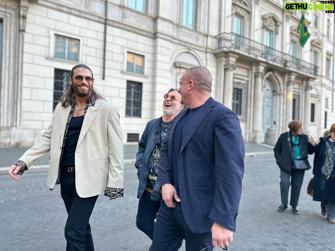 Can Yaman Instagram - Oggi a Roma è stato un sabato meraviglioso e solare. Da tanto tempo volevo concedermi una giornata da turista. Vivo qui da 3 anni ma non è semplice passeggiare con tranquillità e senza impedimenti. Oggi invece sono riuscito a farlo, mi sono concesso di assaggiare delizie della cucina romana che non sapevo esistessero e fatto cose semplici e meravigliose allo stesso tempo. Ringrazio i miei amici e i miei agenti che mi hanno fatto compagnia in questa giornata “normale e umana” che mi mancava da tantissimo tempo e mi ha reso davvero felice! Mi sono proprio ricaricato! Da domani però tornerò a fare dieta stretta e dovrò anche iniziare a studiare il copione. ••• @cuneytsayil @ilkerbilgi @franciomw @88_marce_88 Rome, Italy