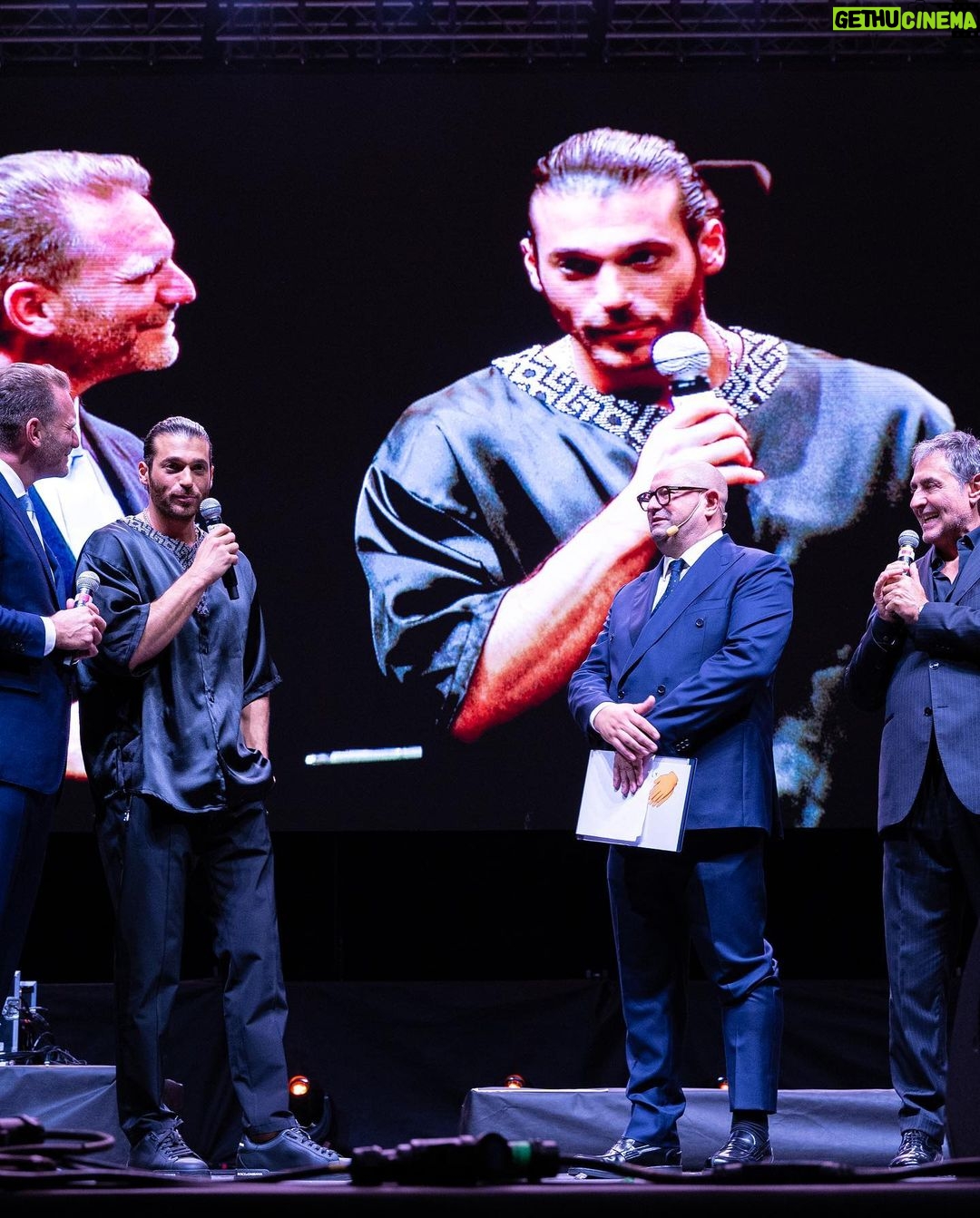 Can Yaman Instagram - Un nuovo riconoscimento per il "Break The Wall Tour" e la @canyamanforchildren durante la presentazione dei vincitori dell'undicesima edizione del bando "Orizzonti Solidali". Ringrazio De Cecco e la fondazione Megamark per l'invito e per il loro costante impegno nel sociale. Un caloroso saluto alla meravigliosa Puglia e alla città di Bari. Lavoriamo su nuovi obiettivi e al nuovo tour, stay tuned!