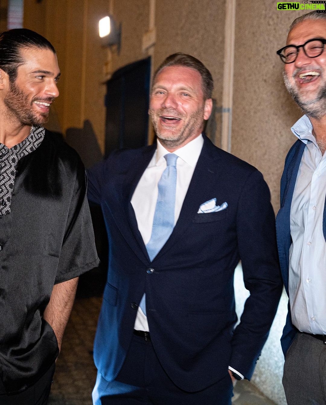 Can Yaman Instagram - Un nuovo riconoscimento per il "Break The Wall Tour" e la @canyamanforchildren durante la presentazione dei vincitori dell'undicesima edizione del bando "Orizzonti Solidali". Ringrazio De Cecco e la fondazione Megamark per l'invito e per il loro costante impegno nel sociale. Un caloroso saluto alla meravigliosa Puglia e alla città di Bari. Lavoriamo su nuovi obiettivi e al nuovo tour, stay tuned!
