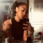 Candice Vernet Instagram - « Elle avait juste besoin que quelqu’un la regarde de la façon dont elle regardait le monde » 🤎✨ Quelquepart ...