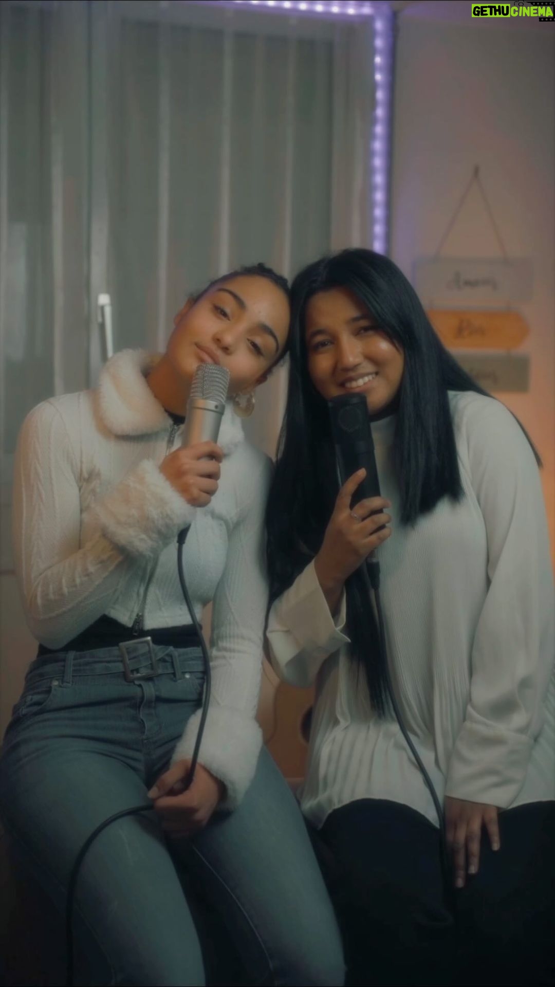Candice Vernet Instagram - La musique, c’est des mots, des messages… mais avant tout des moments de partage✨Elle réunit, et c’est avec @candiiice.mp3 , une jeune femme talentueuse avec une voix douce et poétique que je partage la chanson de @pommeofficial “Je sais pas danser”. 🎹 @orensmohn Cette année, j’ai envie de vous partager encore plus de moments en musique, seule mais aussi accompagnée✨🤍 On vous envoie du Love❤️