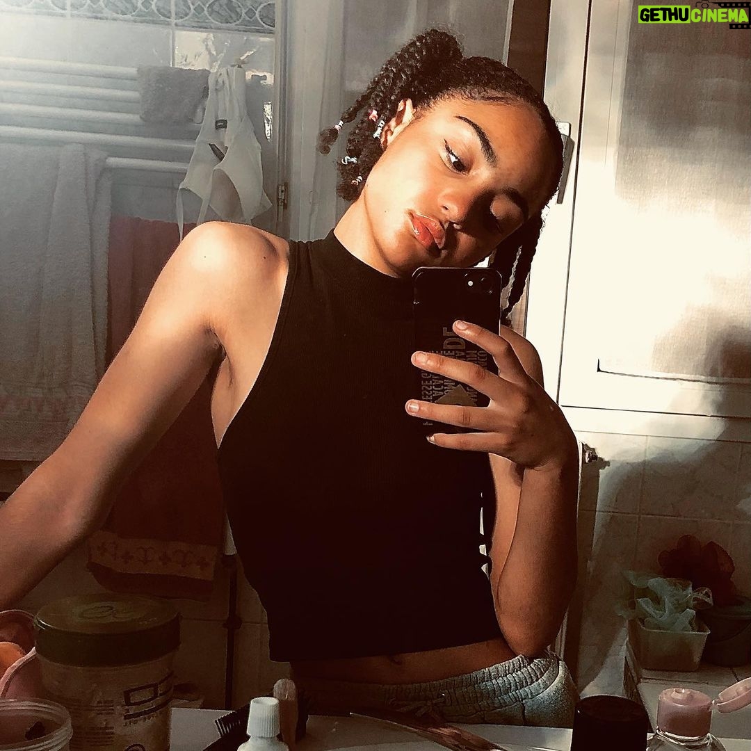 Candice Vernet Instagram - « Elle avait juste besoin que quelqu’un la regarde de la façon dont elle regardait le monde » 🤎✨ Quelquepart ...
