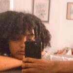 Candice Vernet Instagram - « Ne me secouez pas, je suis plein de larmes. » Henri Calet, peau d’ours 🐻 J’aime bien mes cheveux là
