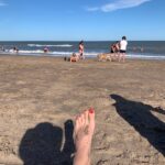 Cansu Demirci Instagram - Ayşegül tatilde a dostlar 💃 Buenos Aires’ten 4-5 saat uzaklıkta Mar azul ve Carilo görülmeye değer yerler 🚀Carilo’da dolaşırken yolda tavus kuşlarıyla karşılaşabiliyorsunuz 🦚Hepinize şimdiden harika bir sene diliyorum 🤍💫 Balneario Mar Azul, Buenos Aires, Argentina