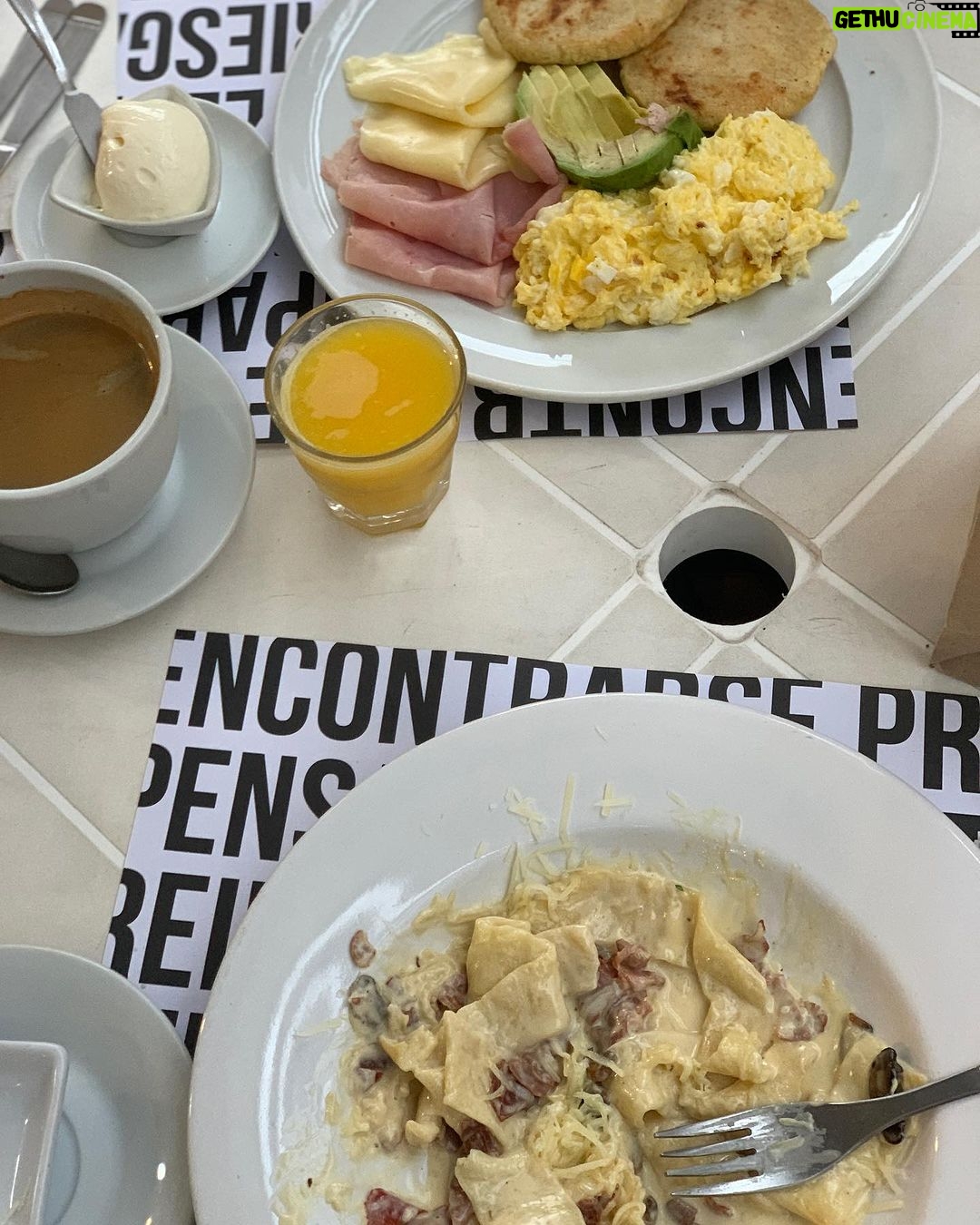 Cansu Demirci Instagram - Hafta check 🌻 🌻Günesini yolla bana! 🌻Chef Leon adinda harika bir mekan kesfedildi ! 🌻Dis agrilari icin pamuk esliginde bir büyüge danisildi! 🌻Et yemekten sikilan bir topululuk olarak bir sabah kanat diye uyandik! 🌻Alkislara özlem duyuldu! 🌻Arjantin’de en iyi olan seylerden biri de dondurmalari denemeden dönmeyin! 🌻Bundan sonra düdüklüdee dönecek olaylar! 🌻Bir sürprizle Irmaginin akisina ! 🌻Hayatimdaki en büyük jengayla tanistim! 🌻Sabah ögle aksam 1 ölcü sevdan gözümün bebegi öneriyorum!!! Buenos Aires, Argentina