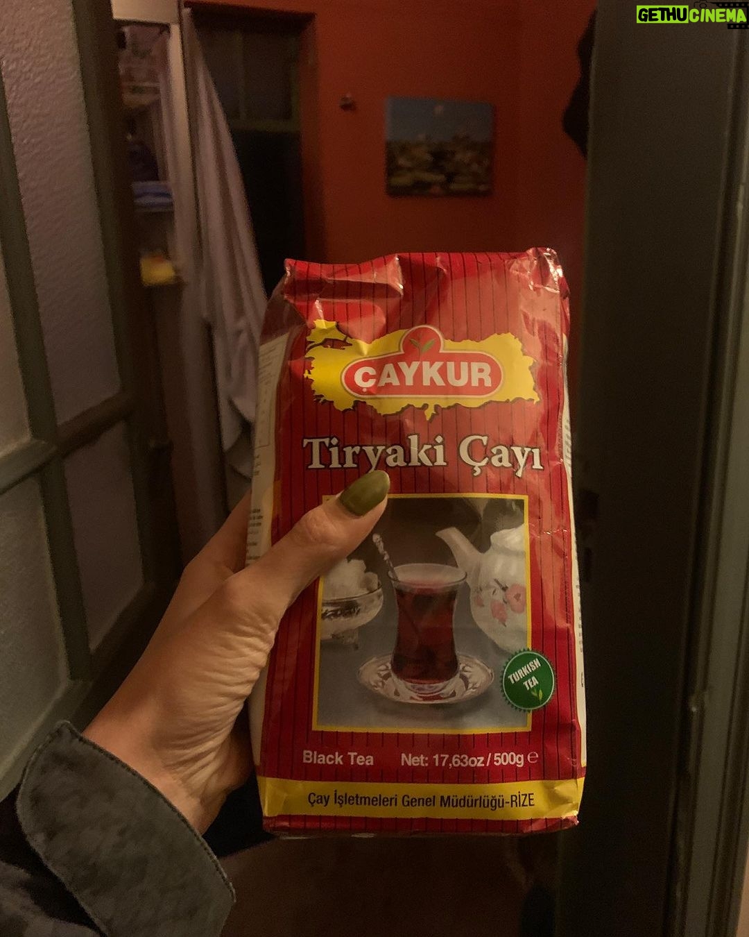 Cansu Demirci Instagram - Hafta check 🌻 🌻Günesini yolla bana! 🌻Chef Leon adinda harika bir mekan kesfedildi ! 🌻Dis agrilari icin pamuk esliginde bir büyüge danisildi! 🌻Et yemekten sikilan bir topululuk olarak bir sabah kanat diye uyandik! 🌻Alkislara özlem duyuldu! 🌻Arjantin’de en iyi olan seylerden biri de dondurmalari denemeden dönmeyin! 🌻Bundan sonra düdüklüdee dönecek olaylar! 🌻Bir sürprizle Irmaginin akisina ! 🌻Hayatimdaki en büyük jengayla tanistim! 🌻Sabah ögle aksam 1 ölcü sevdan gözümün bebegi öneriyorum!!! Buenos Aires, Argentina