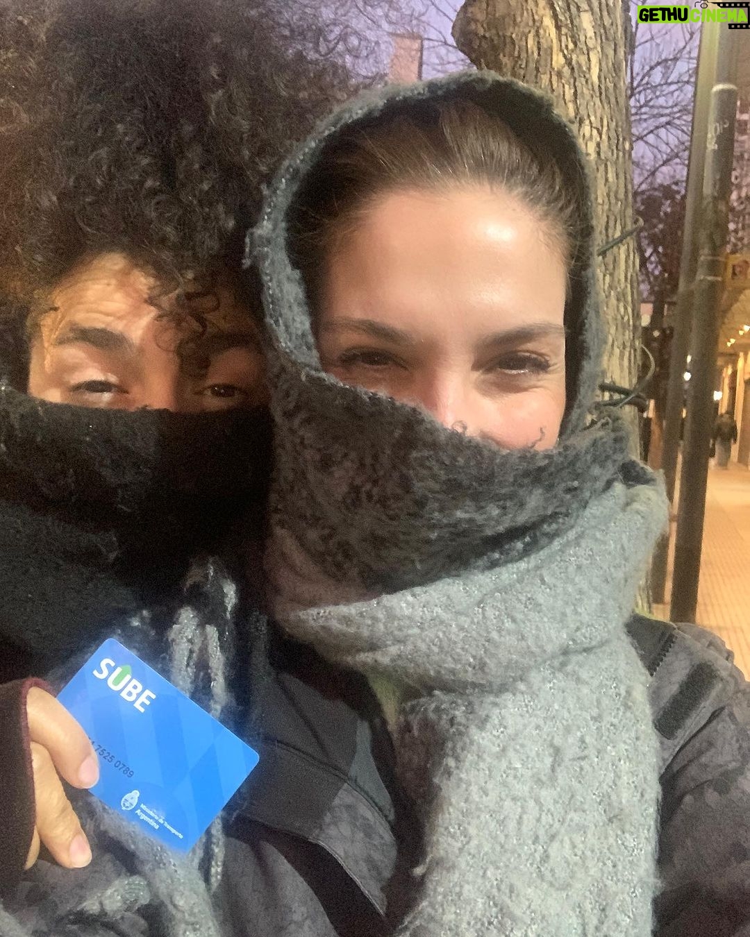 Cansu Demirci Instagram - Hafta check🖖 ✨Sehrimizde bulunmasi zor toplu tasima kartimla mutlu bir otobüs bekleme anim ! ✨Yeni odam yavastan olusmaya basliyor (bu daha baslangic) ✨Kutlanmasi gerekenler kutlandi ! ✨Yetenkli arkadaslarim olduguna sukrederken cekmisim! ✨Tarihi bir an uzun zamandir gidemiyordum! ✨Nevresim stalklamaktan iflahim söküldü! ✨Canimsin canim be güzelim milyon kere dinlendi ve sonunda kliplenildi! ✨Harika bir mekanla ve harika bir grupla tanisildi! ✨Arkadasla sogukta atki paylasmanin icimizi isittigi saniyeler fotograflandi! ✨Otobüste bir star! Buenos Aires, Argentina
