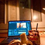 Cansu Demirci Instagram - Konusan fotograflar serisi!!! ☘️Tasiniyorumm!!!! ☘️Yaratici bir fakir olarak muzlu nutella esliginde harika editler yaptim! ☘️Yeni ev heyecaniyla erkenden ve mutlulukla odama sizan gunesin yüzümü oksamasiyla uyandim (bir tokatti daha cok neyse gecelim ) nshdjdndmd ☘️Cogunuzun bok attigi harika ojelerimi yedigim icin hayattaki favori rengime donus yaptim. ☘️Ali cok hastaydi o kafasi karisik kahvalti onun icindi ben kahvalti sevmem. ☘️Dibini siyirmadigim avokadolar benden hesap sormasin diye yesile boyandim. ☘️Yeni ev arkadasladimdan Lupita’nin sakin bir halini fotografladim. ☘️Isinlanmanin henuz kesfedilmedigini dusunmekle aptallik ettigimi baklavadan bir isirik alinca anladim. ☘️Tabi portaller arasi gecis dis etinde cekilme yapmis hemen bir destek aldik . ☘️Arjantin’i tatmak isteyen bir takipcimizle gerekeni yaptik! Buenos Aires, Argentina