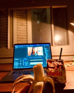 Cansu Demirci Instagram - Konusan fotograflar serisi!!!

☘️Tasiniyorumm!!!!

☘️Yaratici bir fakir olarak muzlu nutella esliginde harika editler yaptim!

☘️Yeni ev heyecaniyla erkenden ve mutlulukla odama sizan gunesin yüzümü oksamasiyla uyandim (bir tokatti daha cok neyse gecelim ) nshdjdndmd

☘️Cogunuzun bok attigi harika  ojelerimi yedigim icin hayattaki favori rengime donus yaptim.

☘️Ali cok hastaydi o kafasi karisik kahvalti onun icindi ben kahvalti sevmem.

☘️Dibini siyirmadigim avokadolar benden hesap sormasin diye yesile boyandim.

☘️Yeni ev arkadasladimdan Lupita’nin sakin bir halini fotografladim.

☘️Isinlanmanin henuz kesfedilmedigini dusunmekle aptallik ettigimi baklavadan bir isirik alinca anladim.

☘️Tabi portaller arasi gecis dis etinde cekilme yapmis hemen bir destek aldik .

☘️Arjantin’i tatmak isteyen bir takipcimizle gerekeni yaptik!