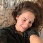Cansu Demirci Instagram - Konusan fotograflar serisi!!! ☘️Tasiniyorumm!!!! ☘️Yaratici bir fakir olarak muzlu nutella esliginde harika editler yaptim! ☘️Yeni ev heyecaniyla erkenden ve mutlulukla odama sizan gunesin yüzümü oksamasiyla uyandim (bir tokatti daha cok neyse gecelim ) nshdjdndmd ☘️Cogunuzun bok attigi harika ojelerimi yedigim icin hayattaki favori rengime donus yaptim. ☘️Ali cok hastaydi o kafasi karisik kahvalti onun icindi ben kahvalti sevmem. ☘️Dibini siyirmadigim avokadolar benden hesap sormasin diye yesile boyandim. ☘️Yeni ev arkadasladimdan Lupita’nin sakin bir halini fotografladim. ☘️Isinlanmanin henuz kesfedilmedigini dusunmekle aptallik ettigimi baklavadan bir isirik alinca anladim. ☘️Tabi portaller arasi gecis dis etinde cekilme yapmis hemen bir destek aldik . ☘️Arjantin’i tatmak isteyen bir takipcimizle gerekeni yaptik! Buenos Aires, Argentina