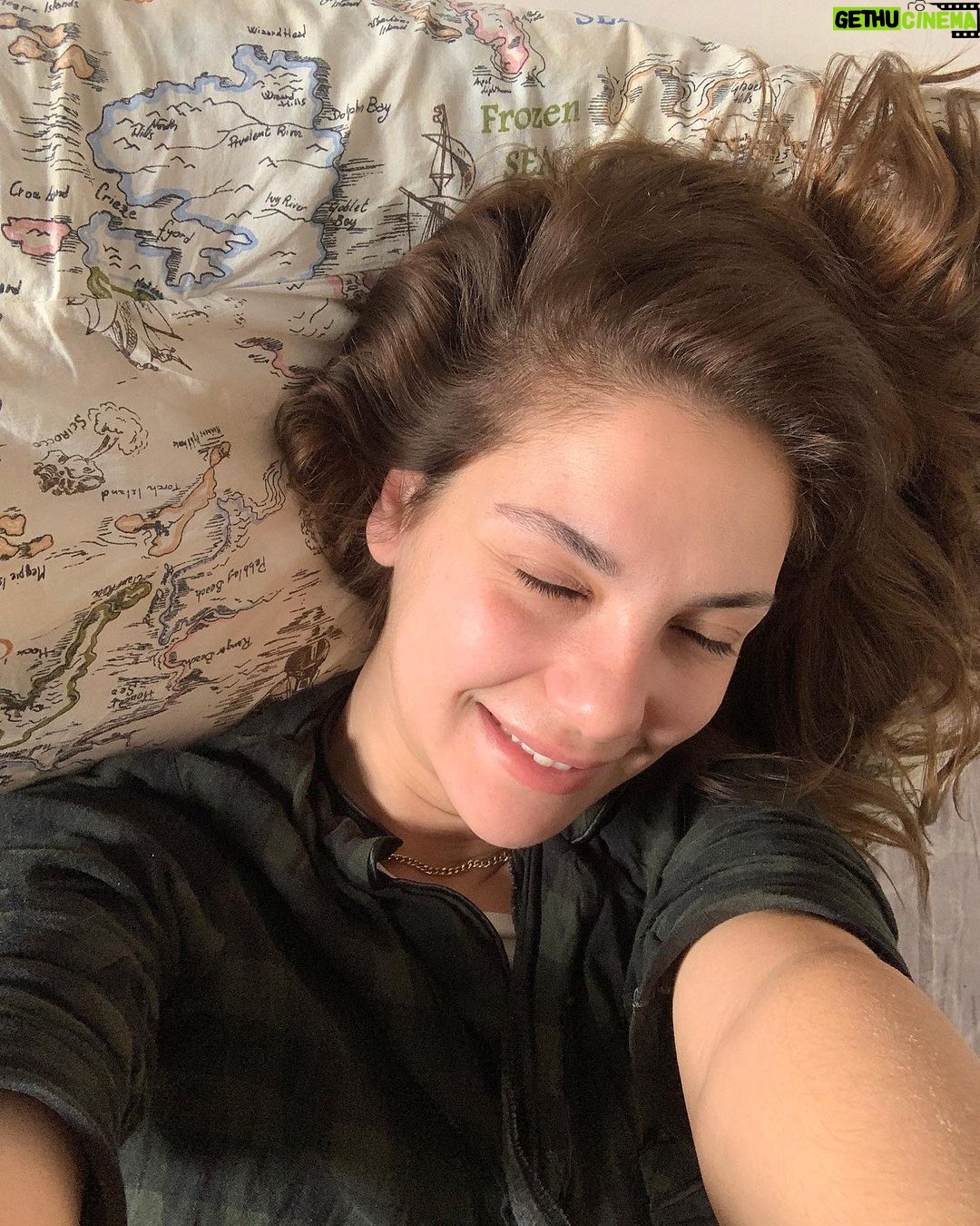 Cansu Demirci - 839 Likes - Konusan fotograflar serisi!!!
☘️Tasiniyorumm!!!!
☘️Yaratici bir fakir olarak muzlu nutella esliginde harika editler yaptim!
☘️Yeni ev heyecaniyla erkenden ve mutlulukla odama sizan gunesin yüzümü oksamasiyla uyandim (bir tokatti daha cok neyse gecelim ) nshdjdndmd
☘️Cogunuzun bok attigi harika ojelerimi yedigim icin hayattaki favori rengime donus yaptim.
☘️Ali cok hastaydi o kafasi karisik kahvalti onun icindi ben kahvalti sevmem.
☘️Dibini siyirmadigim avokadolar benden hesap sormasin diye yesile boyandim.
☘️Yeni ev arkadasladimdan Lupita’nin sakin bir halini fotografladim.
☘️Isinlanmanin henuz kesfedilmedigini dusunmekle aptallik ettigimi baklavadan bir isirik alinca anladim.
☘️Tabi portaller arasi gecis dis etinde cekilme yapmis hemen bir destek aldik .
☘️Arjantin’i tatmak isteyen bir takipcimizle gerekeni yaptik!