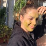 Cansu Demirci Instagram - Konusan fotograflar serisi!!! ☘️Tasiniyorumm!!!! ☘️Yaratici bir fakir olarak muzlu nutella esliginde harika editler yaptim! ☘️Yeni ev heyecaniyla erkenden ve mutlulukla odama sizan gunesin yüzümü oksamasiyla uyandim (bir tokatti daha cok neyse gecelim ) nshdjdndmd ☘️Cogunuzun bok attigi harika ojelerimi yedigim icin hayattaki favori rengime donus yaptim. ☘️Ali cok hastaydi o kafasi karisik kahvalti onun icindi ben kahvalti sevmem. ☘️Dibini siyirmadigim avokadolar benden hesap sormasin diye yesile boyandim. ☘️Yeni ev arkadasladimdan Lupita’nin sakin bir halini fotografladim. ☘️Isinlanmanin henuz kesfedilmedigini dusunmekle aptallik ettigimi baklavadan bir isirik alinca anladim. ☘️Tabi portaller arasi gecis dis etinde cekilme yapmis hemen bir destek aldik . ☘️Arjantin’i tatmak isteyen bir takipcimizle gerekeni yaptik! Buenos Aires, Argentina