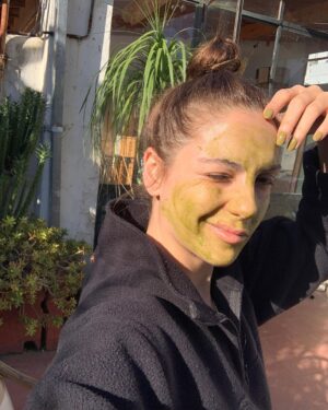 Cansu Demirci Instagram - Konusan fotograflar serisi!!!

☘️Tasiniyorumm!!!!

☘️Yaratici bir fakir olarak muzlu nutella esliginde harika editler yaptim!

☘️Yeni ev heyecaniyla erkenden ve mutlulukla odama sizan gunesin yüzümü oksamasiyla uyandim (bir tokatti daha cok neyse gecelim ) nshdjdndmd

☘️Cogunuzun bok attigi harika  ojelerimi yedigim icin hayattaki favori rengime donus yaptim.

☘️Ali cok hastaydi o kafasi karisik kahvalti onun icindi ben kahvalti sevmem.

☘️Dibini siyirmadigim avokadolar benden hesap sormasin diye yesile boyandim.

☘️Yeni ev arkadasladimdan Lupita’nin sakin bir halini fotografladim.

☘️Isinlanmanin henuz kesfedilmedigini dusunmekle aptallik ettigimi baklavadan bir isirik alinca anladim.

☘️Tabi portaller arasi gecis dis etinde cekilme yapmis hemen bir destek aldik .

☘️Arjantin’i tatmak isteyen bir takipcimizle gerekeni yaptik!