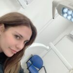 Cansu Demirci Instagram - Konusan fotograflar serisi!!! ☘️Tasiniyorumm!!!! ☘️Yaratici bir fakir olarak muzlu nutella esliginde harika editler yaptim! ☘️Yeni ev heyecaniyla erkenden ve mutlulukla odama sizan gunesin yüzümü oksamasiyla uyandim (bir tokatti daha cok neyse gecelim ) nshdjdndmd ☘️Cogunuzun bok attigi harika ojelerimi yedigim icin hayattaki favori rengime donus yaptim. ☘️Ali cok hastaydi o kafasi karisik kahvalti onun icindi ben kahvalti sevmem. ☘️Dibini siyirmadigim avokadolar benden hesap sormasin diye yesile boyandim. ☘️Yeni ev arkadasladimdan Lupita’nin sakin bir halini fotografladim. ☘️Isinlanmanin henuz kesfedilmedigini dusunmekle aptallik ettigimi baklavadan bir isirik alinca anladim. ☘️Tabi portaller arasi gecis dis etinde cekilme yapmis hemen bir destek aldik . ☘️Arjantin’i tatmak isteyen bir takipcimizle gerekeni yaptik! Buenos Aires, Argentina