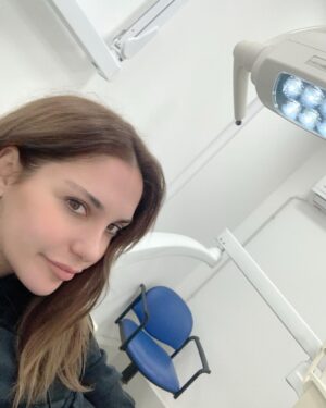 Cansu Demirci Instagram - Konusan fotograflar serisi!!!

☘️Tasiniyorumm!!!!

☘️Yaratici bir fakir olarak muzlu nutella esliginde harika editler yaptim!

☘️Yeni ev heyecaniyla erkenden ve mutlulukla odama sizan gunesin yüzümü oksamasiyla uyandim (bir tokatti daha cok neyse gecelim ) nshdjdndmd

☘️Cogunuzun bok attigi harika  ojelerimi yedigim icin hayattaki favori rengime donus yaptim.

☘️Ali cok hastaydi o kafasi karisik kahvalti onun icindi ben kahvalti sevmem.

☘️Dibini siyirmadigim avokadolar benden hesap sormasin diye yesile boyandim.

☘️Yeni ev arkadasladimdan Lupita’nin sakin bir halini fotografladim.

☘️Isinlanmanin henuz kesfedilmedigini dusunmekle aptallik ettigimi baklavadan bir isirik alinca anladim.

☘️Tabi portaller arasi gecis dis etinde cekilme yapmis hemen bir destek aldik .

☘️Arjantin’i tatmak isteyen bir takipcimizle gerekeni yaptik!