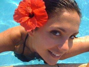 Cansu Demirci Instagram - Bende bile olmayan fotoğraflarım arkadaşlarımda olabiliyor işte bu da unuttuklarımdan biri sanırım yıl 2006 📍Bodrum 🫶🏻
