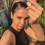 Cansu Demirci Instagram - "Biz, adı geçenlerin pek çoğuyla rakip bile değiliz. Aynı seyleri yasamadik, aynı yollardan geçmedik. Benzer başarılarımız da yok. Üstüne üstlük rütbemiz de farklı" Google’dan bakmadan hangi düsünürün lafi oldugunu bilene benden cikolatali göfret🤓🫰 Buenos Aires, Argentina