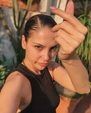 Cansu Demirci Instagram - "Biz, adı geçenlerin pek çoğuyla rakip bile değiliz. Aynı seyleri yasamadik, aynı yollardan geçmedik. Benzer başarılarımız da yok. Üstüne üstlük rütbemiz de farklı" 

Google’dan bakmadan hangi düsünürün lafi oldugunu bilene benden cikolatali göfret🤓🫰
