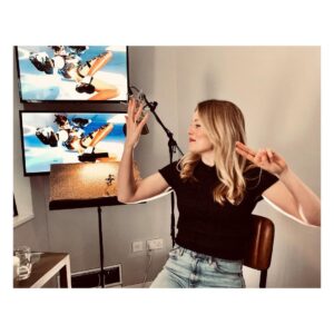 Cara Theobold Instagram - How many Tracer’s does it take to change a lightbulb?? Or something... .

Happy Monday! (Is it Monday?) .

This was a little while ago when we could still leave the house and getting dressed was necessary to go about your day - no idea what I’m doing in this photo but I had loads of fun filming with @gamespot chatting all things #Tracer and #Overwatch and recording at #LiquidViolet here in London 💫
