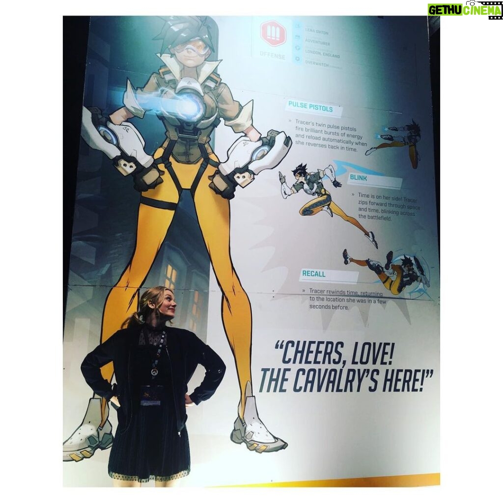 Cara Theobold Instagram - #tbt Looking back at Team Overwatch’s very first #Blizzcon back in 2016 (!!) what an amazing few days it was 🧡💫 ‘You know, the world could always use more heroes!’ . I hope everyone enjoys #BlizzConline this weekend 🤩 #Blizz30 #Overwatch #Tracer Anaheim Califorina