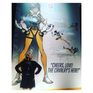 Cara Theobold Instagram - #tbt Looking back at Team Overwatch’s very first #Blizzcon back in 2016 (!!) what an amazing few days it was 🧡💫 ‘You know, the world could always use more heroes!’
.
I hope everyone enjoys #BlizzConline this weekend 🤩 #Blizz30 #Overwatch #Tracer